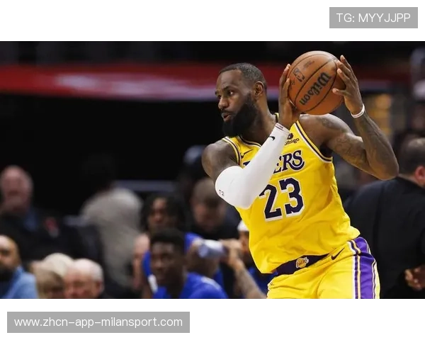 詹姆斯篮下补篮稳稳命中，湖人用体力碾压对手